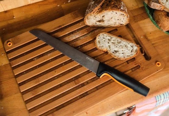 https://www.fiskars.es/var/fiskars_main/storage/images/content-blocks/knives-overhaul-2021/bread-knives/6867667-1-eng-EU/bread-knives_promotion_three.jpg